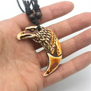 Collier tribal tête d'aigle vintage en résine sculptée avec des perles en bois foncé