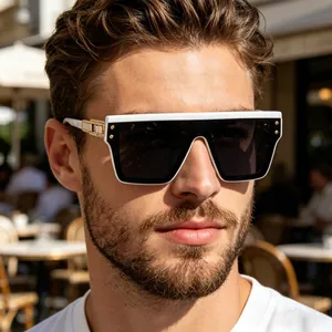 Détail de lunettes de soleil punk carrées avec monture noir et blanc et charnières dorées