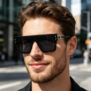Détail de lunettes de soleil noires à dessus plat avec charnières en métal argenté