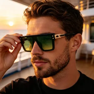 Détails de lunettes de soleil carrées noires avec décorations dorées et verres dégradés