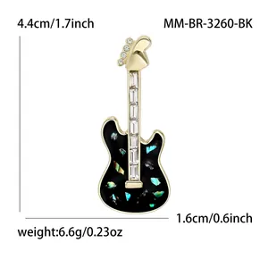 Broche guitare avec incrustations noires et accents de nacre colorée dorée