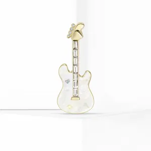 Élégante broche de guitare électrique avec nacre irisée et détails en cristal sur or