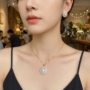 Ensemble collier et boucles d'oreilles fleur en zircon brillant porté par un mannequin