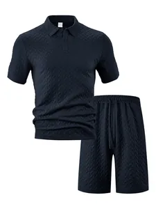 Détail d'un ensemble polo et short pour homme bleu marine avec motif jacquard chevron.