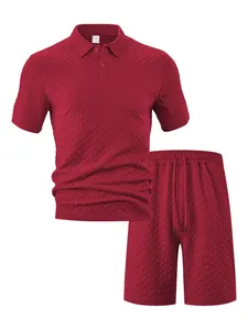 Vue détaillée d'un ensemble bordeaux pour homme avec polo texturé et short assorti
