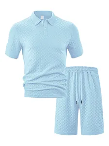 Détail de l'ensemble polo et short en jacquard bleu clair pour homme avec motif