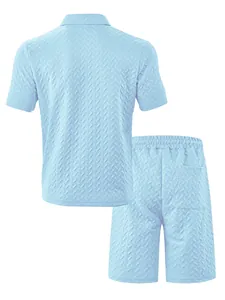 Vue arrière d'un ensemble polo et short jacquard bleu clair pour hommes texturé