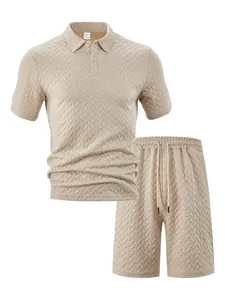 Vue détaillée de l'ensemble polo et short beige pour homme à texture chevron