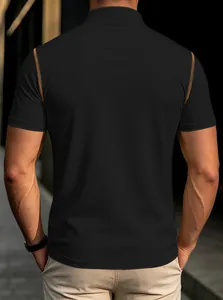Detail der Kontrastnähte in Orange an der Schulter des schwarzen Herren-Poloshirts