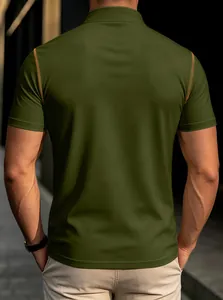 Detail eines olivgrünen Poloshirts mit Kontrastnähten an den Schultern und schmaler Passform