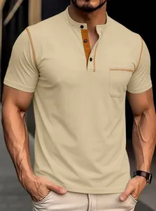 Detail eines beigen Henley-Shirts mit orangefarbenen Kontrastnähten und Knopftasche