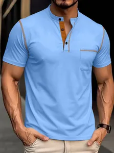 Detail eines hellblauen Kurzarm-Henleyshirts mit orangen Kontrastnähten und einer Brusttasche