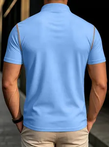 Detailansicht der Kontrastnähte am blauem kurzärmeligen Henley Polo-Shirt für Herren