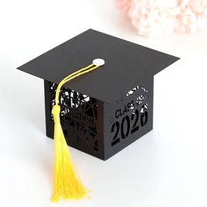 Boîte à bonbons Graduation 2026 en forme de chapeau noir avec pompon jaune et découpe