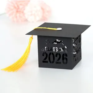 Boîte cadeau diplôme 2026 noire avec pompon doré et motifs découpés au laser