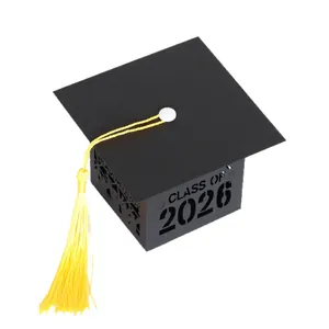 Boîte cadeau diplômé 2026 en forme de toque avec découpes noires et gland jaune