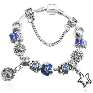 DIY Charm-Armband mit blauen Emaille-Blumen und Stern-Anhänger in Silberoptik