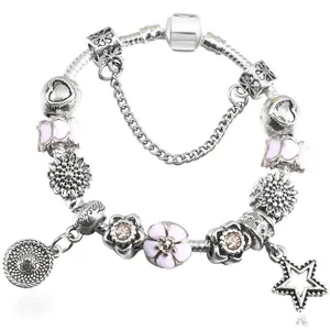 DIY Perlenarmband mit rosa Emaille-Sternen, Blumen und silbernen Anhängern