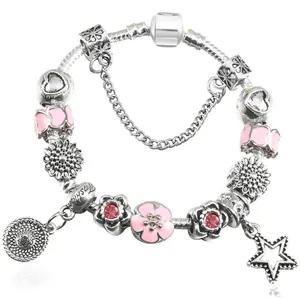 DIY Charm-Armband mit rosa Emaille-Blumen und Sternanhänger auf silberner Schlangenkette