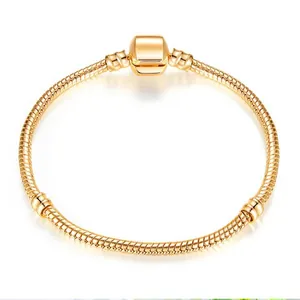 Nahaufnahme eines goldenen Schlangenarmbands mit einem polierten Fass-Verschluss