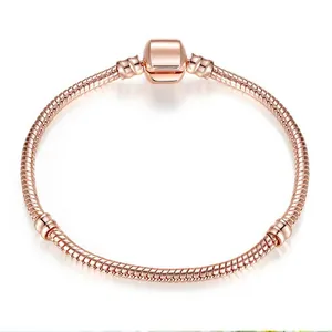 Detailansicht der roségoldenen Schlangenkette mit poliertem Zylinderschloss und Gewinde
