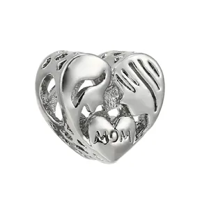 Charm a cuore argento con silhouette madre e figlio e incisione MOM per bracciali