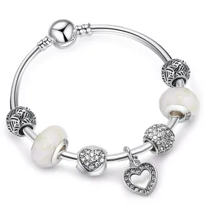 Bracciale con ciondoli, catena a serpente d'argento, perle bianche e pendente a cuore lucido