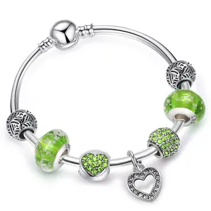 Dettaglio del bracciale a maglia snake in argento S925 con ciondoli a cuore verdi