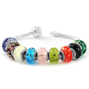 Leuchtendes Glasperlen Armband mit silberner Schlangenkette und bunten Goldfolien Akzenten