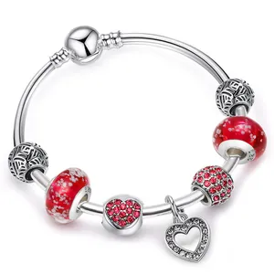 Bracciale di perle in argento S925 con perle di vetro rosse e ciondolo a cuore su bianco