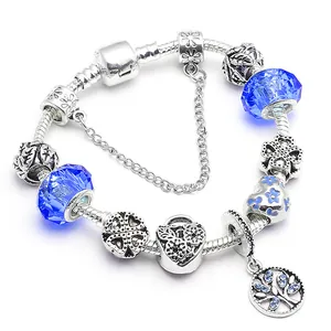 Bracelet à chaîne serpent argentée avec perles bleues et breloque arbre de vie
