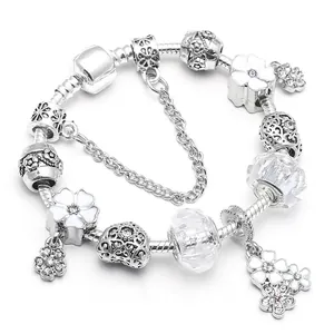 Bracelet à breloques argenté DIY avec pendentifs fleurs blanches et perles en cristal