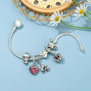 Bracciale romantico in argento con ciondoli a cuore rosso e incisione 'I love you'