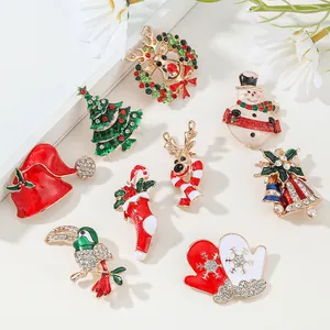 Set aus 9 Vintage-Weihnachtsbrosche mit Bäumen, Rentieren und Glocken in Gold-Optik
