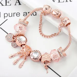 Pulsera de cadena de serpiente oro rosa con plumas atrapasueños y dijes de llave