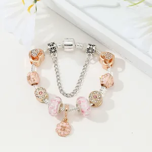 Rosa Charms-Armband mit roségoldenen Herzen und Perlen auf einer Schlangenkette