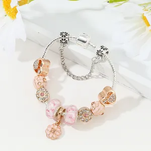 Luxus Blumen Charm Armband mit rosa Kristallen und Roségold Anhänger auf einer Schlangenkette