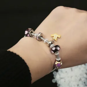 Bracelet à breloques avec perles de cœur violettes et pendentif oiseau sur chaîne