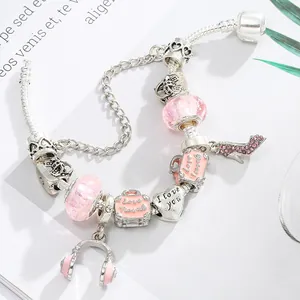 Rosa Reise-Charms-Armband mit Emaille-Koffern und High-Heel-Anhängern in Silber