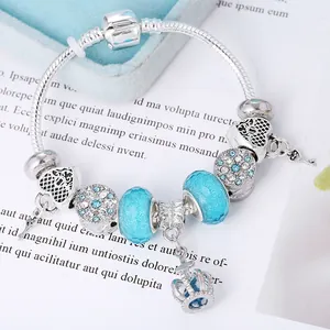 Silbernes Perlenarmband mit blauen Anhängern, Kronen-Anhänger und Schlangenkette
