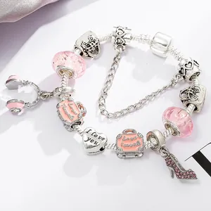 Bettelarmband zum Thema Reisen mit rosa Koffern, High Heels und Herzanhängern