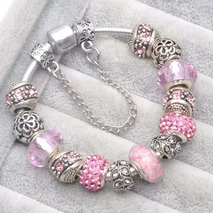 Elegante bracciale con ciondoli placcato argento con perle di vetro rosa e cristalli