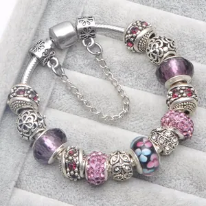 Bracciale a catena serpente d'argento con perline di vetro floreali e cristalli viola