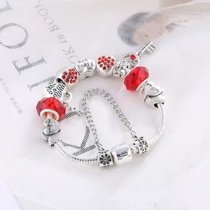 Romantisches silbernes Schlangenarmband mit roten Kristallperlen und Herzanhängern