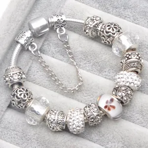 Bracciale a catena serpente in argento con perline di vetro e ciondoli in zircone