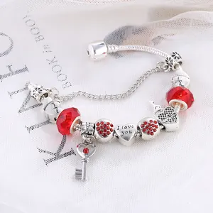 Romantisches silbernes Schlangenarmband mit roten Glasperlen und herzförmigen Liebes-Anhängern