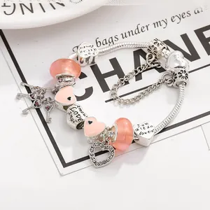 Romantisches Herz-Charm-Schlangenarmband mit rosa Glasperlen und Love-Anhänger