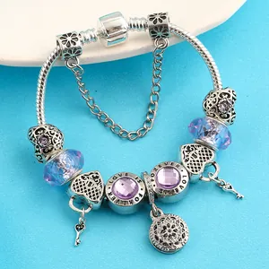 Lavendel Glasperlen Armband mit Love Is Forever Gravur auf hellblauem Hintergrund