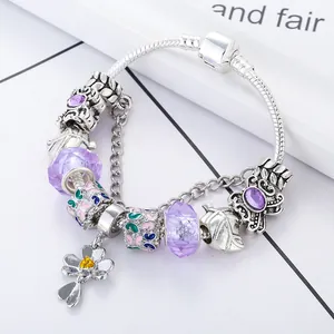 DIY bedelarmband met paarse kristallen kralen, slangenketting en vlinderhangers