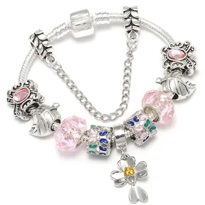 Zilveren slangenarmband met roze vlinderbedeltjes en kleurrijke emaille kralen